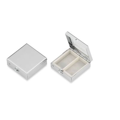 Quadratische Pillendose aus glänzendem Metall, eine geschlossen, eine mit zwei Fächern geöffnet