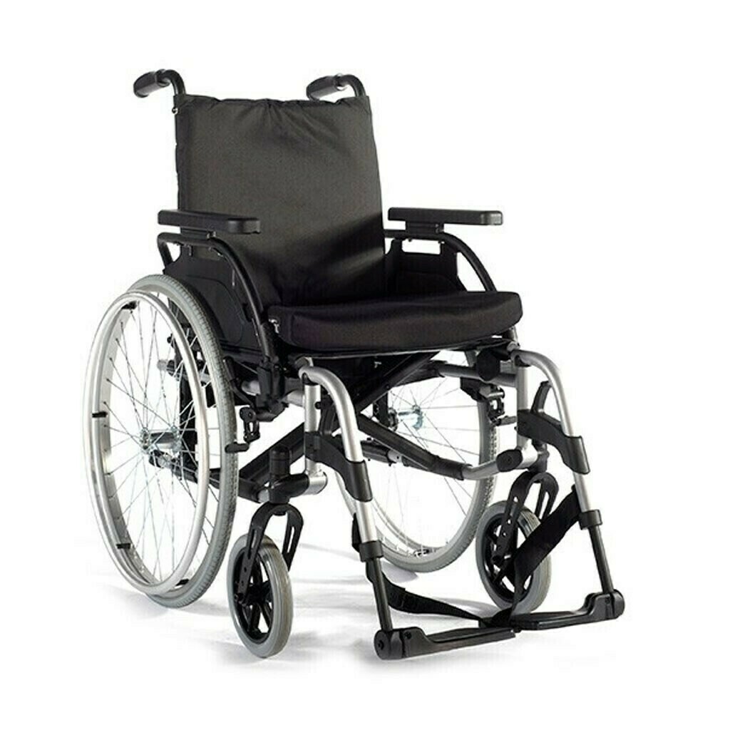Standard-Rollstuhl Breezy BasiX2 mit silbernem Rahmen, schwarzem Sitz und Armlehnen, faltbar
