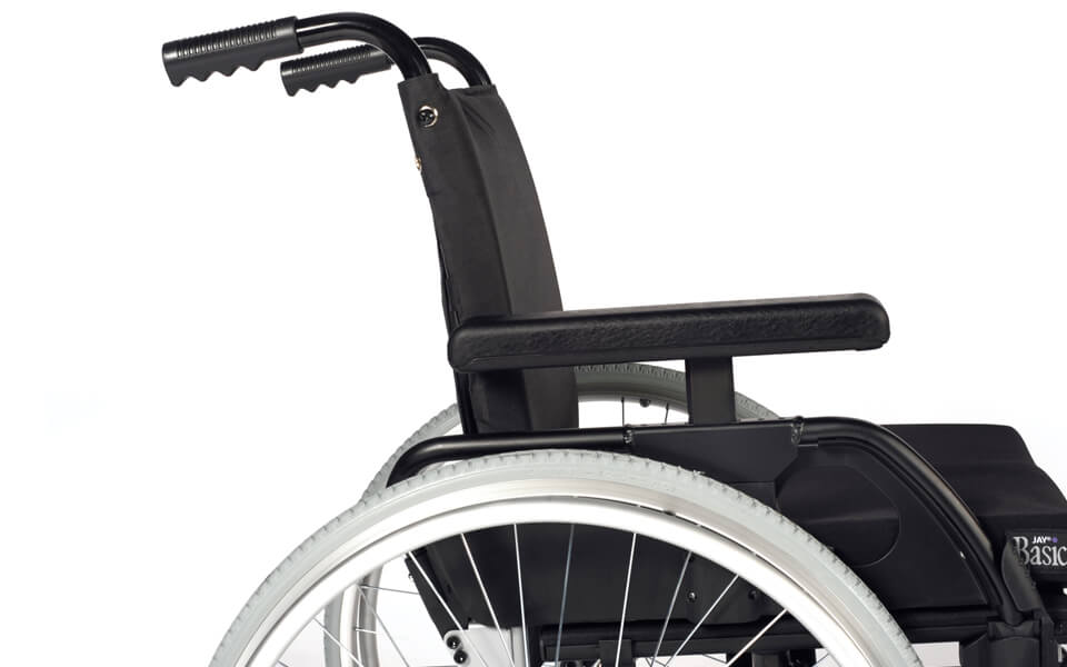 Standard-Rollstuhl Breezy BasiX2 mit silbernem Rahmen, schwarzem Sitz und Armlehnen, faltbar