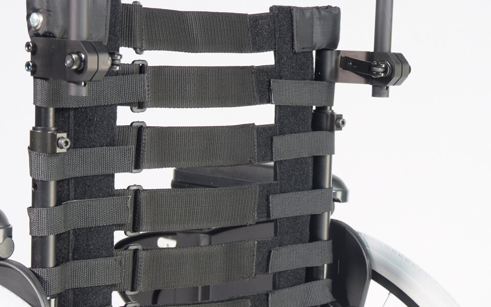Standard-Rollstuhl Breezy BasiX2 mit silbernem Rahmen, schwarzem Sitz und Armlehnen, faltbar