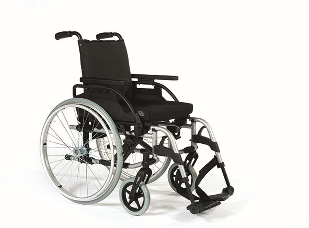 Standard-Rollstuhl Breezy BasiX2 mit silbernem Rahmen, schwarzem Sitz und Armlehnen, faltbar