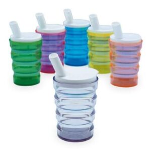 Sieben Rillentrinkbecher mit Deckel und Trinktülle in Grün, Lila, Blau, Gelb, Orange und Klar