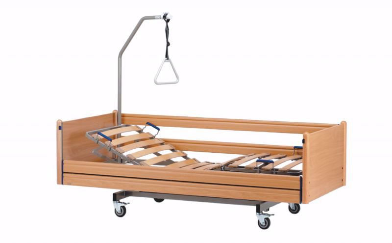 Pflegebett Belluno 4 in Buche mit Aufrichthilfe, Triangelgriff, Seitengittern und Rollen