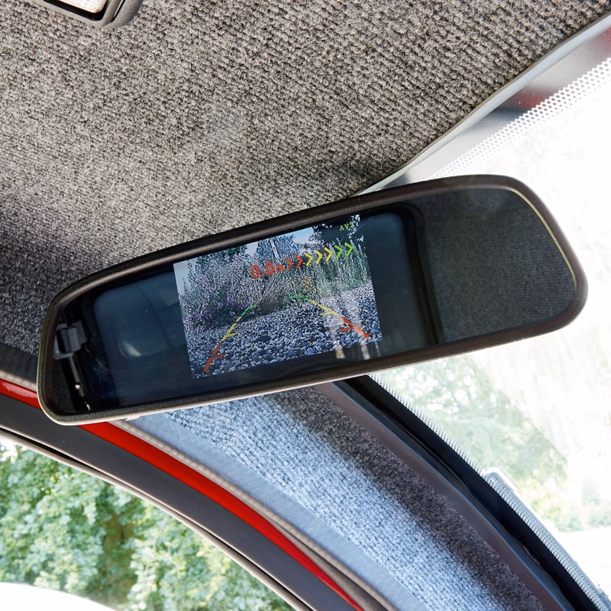 Ruckspiegel-Monitor des Elektroscooters Cabina mit Bild der Ruckfahrkamera im Fahrzeuginnern