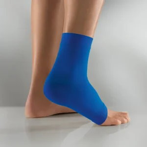 Blaue ActiveColor Knoechelbandage am Sprunggelenk getragen