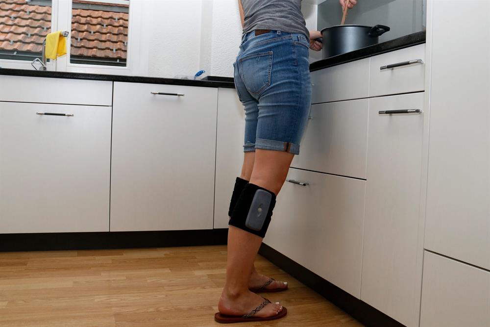 Legfit relax Kompressionsmassage, Manschette am Unterschenkel beim Stehen in der Kuche