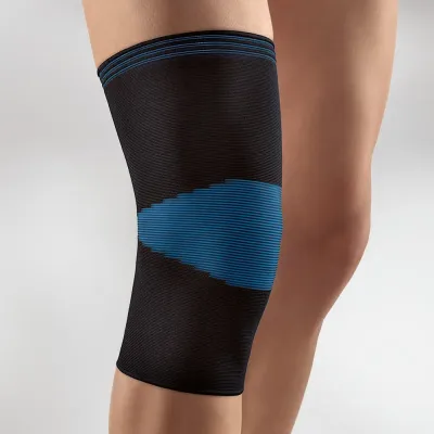 Schwarz-blaue ActiveColor Kniebandage am Knie getragen