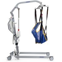 Patientenlifter Eagle 625 von Vermeiren mit blauem Hebegurt und fahrbarem Untergestell