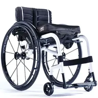 Aktiv-Rollstuhl Sopur Xenon2 mit weissem Faltrahmen, schwarzem Sitz und Greifreifenrädern