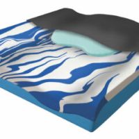 Rollstuhlkissen GELSEAT im Querschnitt mit Gel-Einlage und blauer Schaumbasis (Symbolbild)
