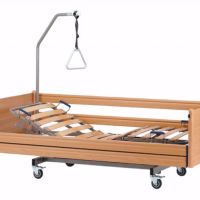 Pflegebett Belluno 4 in Buche mit Aufrichthilfe, Triangelgriff, Seitengittern und Rollen