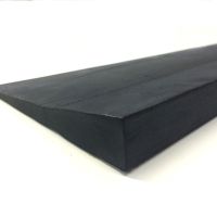 Gummirampe Standard in Schwarz mit abgeschrägter Kante zum Überwinden von Schwellen