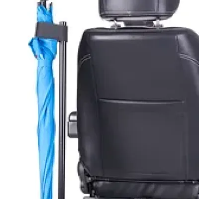 Stockhalter am Sitz eines Elektroscooters mit eingestelltem blauem Gehstock, schwarze Halterung