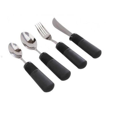 Besteckset mit zwei Löffeln, Gabel und Messer mit dicken, griffigen schwarzen Spezialgriffen