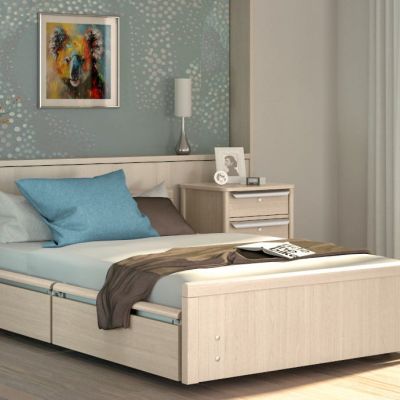 Pflegebett Sentida sc-xl in hellem Holzdekor mit Seitengittern in modernem Schlafzimmer (Symbolbild)