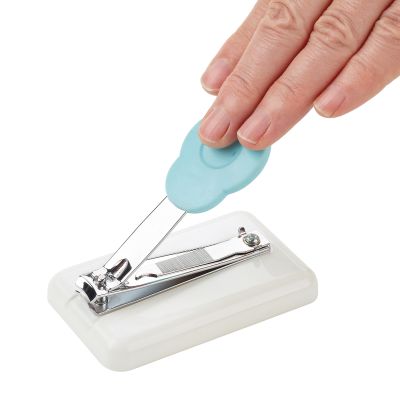 Nagelknipser mit weisser Standplatte und blauem Hebel, mit der Hand bedient