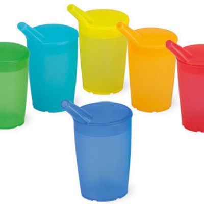 Trinkbecher Set in sechs Farben mit Schnabeldeckel zum Trinken