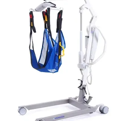 Patientenlifter Eagle 625 von Vermeiren mit blauem Hebegurt und fahrbarem Untergestell