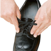 Elastische Schnuersenkel an schwarzem Lederschuh, ermoeglichen Anziehen ohne Binden