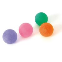 Vier Press-Bälle in Lila, Rosa, Grün und Orange zum Handtraining