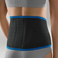 ActiveColor Rückenbandage in Schwarz mit blauer Einfassung, um die Lendenwirbelsäule getragen
