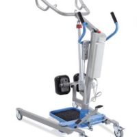 Aufstehlifter Muevo up, mobiler Stehlifter mit Haltegriffen, Kniestütze, Fussplatte und blauem Fahrgestell
