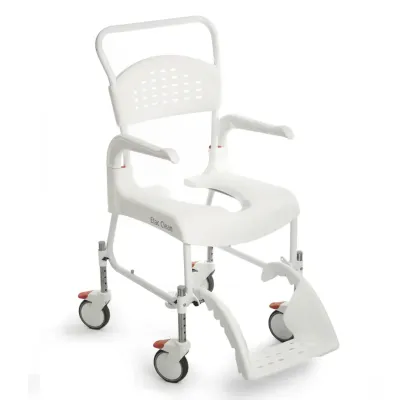 Weisser Dusch- und Toilettenstuhl Etac Clean mit Rollen und hochklappbarer Fussstuetze