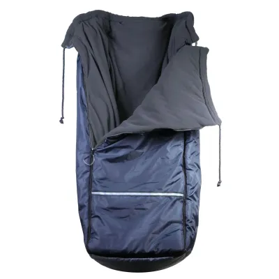Schlupfsack in Dunkelblau mit grauem Innenfutter, Reissverschluss und Reflektorstreifen für Rollstuhl