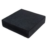 Sitzerhoehung als quadratisches schwarzes Sitzkissen mit Samtbezug