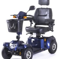 Vierrädriger Elektroscooter Bility S in Blau mit gepolstertem Sitz, Kopfstütze, Korb und Beleuchtung