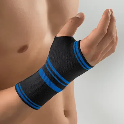 Schwarz-blaue ActiveColor Daumen-Hand-Bandage an Hand und Handgelenk getragen