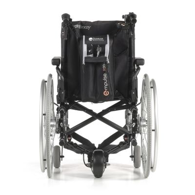 Schiebehilfe Empulse R20, schwarze Antriebseinheit hinten am Breezy Rollstuhl montiert