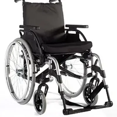 Standard-Rollstuhl Breezy BasiX2 mit silbernem Rahmen, schwarzem Sitz und Armlehnen, faltbar