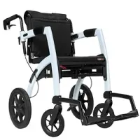 Rollz Motion in Weiss als Kombination aus Rollator und Rollstuhl mit grossen Rädern und Fussstützen
