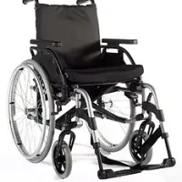 Standard-Rollstuhl Breezy BasiX2 mit silbernem Rahmen, schwarzem Sitz und Armlehnen, faltbar