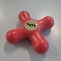 Roter Flaschenöffner Big Up in Kreuzform mit ergonomischen Griffarmen