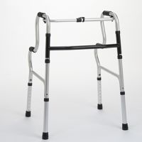 Gehgestell Lindsey aus Aluminium, hoehenverstellbar mit einem schwarzen Quergriff