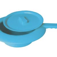 Bettpfanne in Hellblau mit aufliegendem Deckel und langem Griff