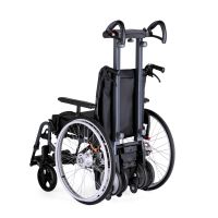 Treppensteighilfe Alber Scalamobil S45 an Rollstuhl montiert, mit zwei Griffen und Schreitrad