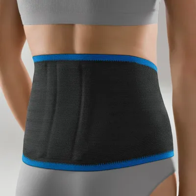 ActiveColor Rückenbandage in Schwarz mit blauer Einfassung, um die Lendenwirbelsäule getragen