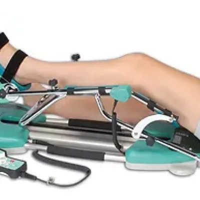 Kinetec Bewegungsschiene in Türkis zur passiven Bewegungstherapie des Beins, mit Handsteuerung