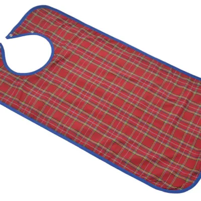 Esslätzchen mit rot-blau kariertem Stoff, blauer Einfassung und rundem Halsausschnitt