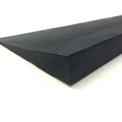 Gummirampe Standard in Schwarz mit abgeschrägter Kante zum Überwinden von Schwellen