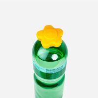 Gelber Flaschenöffner Pet Boy auf dem Verschluss einer PET-Flasche (Symbolbild)