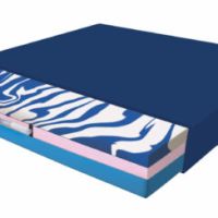 Rollstuhlkissen XAIR hybrid im Querschnitt mit blauer Schaumstruktur und dunklem Bezug (Symbolbild)