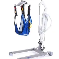 Patientenlifter Eagle 625 von Vermeiren mit blauem Hebegurt und fahrbarem Untergestell