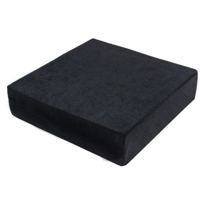 Sitzerhoehung als quadratisches schwarzes Sitzkissen mit Samtbezug