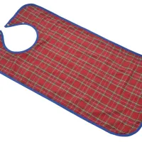 Esslätzchen mit rot-blau kariertem Stoff, blauer Einfassung und rundem Halsausschnitt