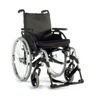Standard-Rollstuhl Breezy BasiX2 mit silbernem Rahmen, schwarzem Sitz und Armlehnen, faltbar