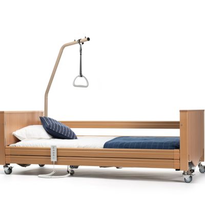 Pflegebett Club mit Holzdekor, Seitengittern, Aufrichter und blauer Bettdecke